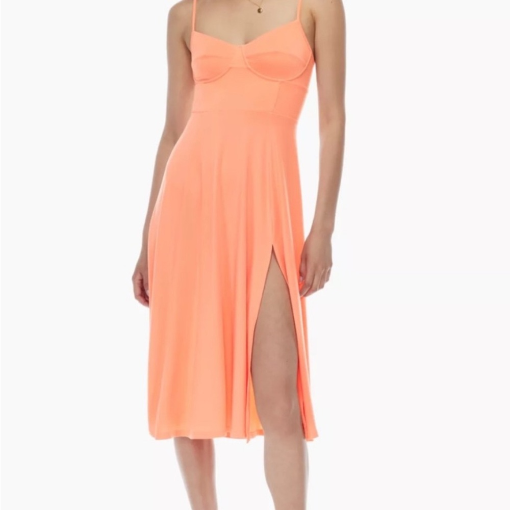 Aritzia Montague Midi Dress in Faded Coral
Side slit
Sweetheart neckline